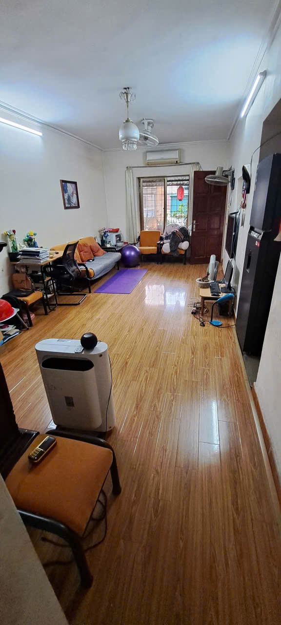 Cho thuê căn hộ tập thể tầng 3 Quỳnh Mai, 50m ở tầng 3, 2 ngủ, 7tr5 /tháng ctl - Ảnh chính